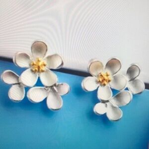 Elegant Floral White and Gold Earrings